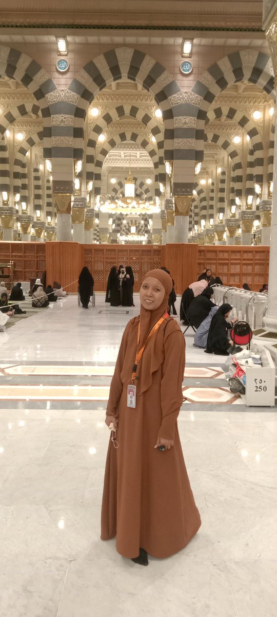 bonjourmaya's tweet photo. Take me back, Madinah ✨ https://t.co/GAxRE0bUyU