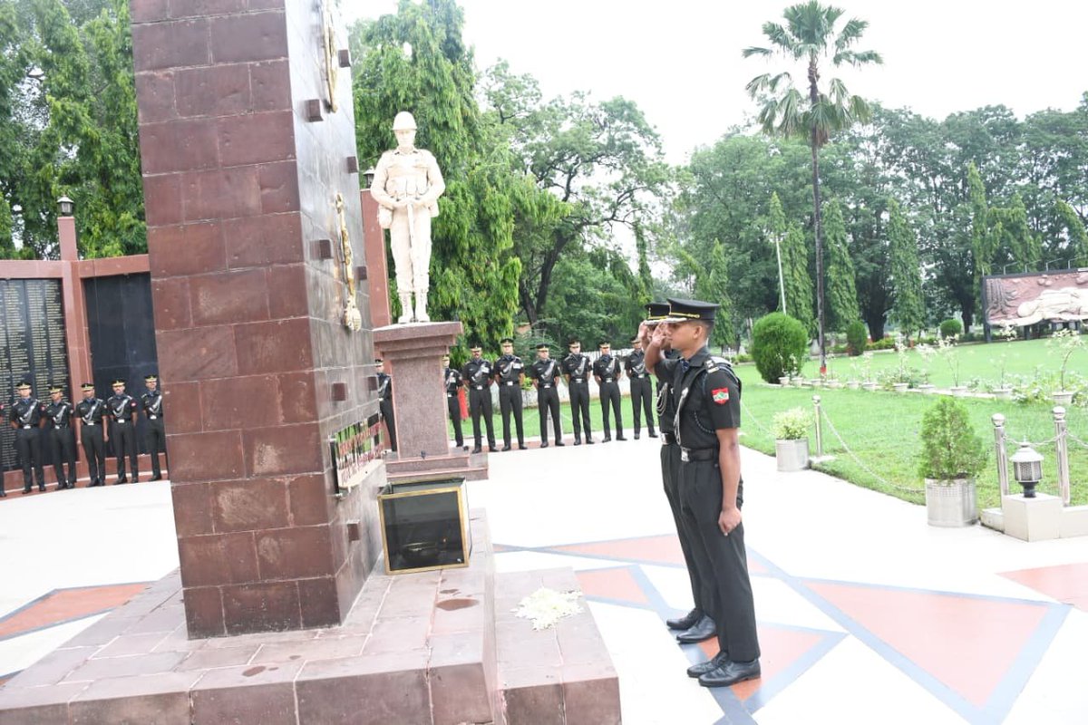 suryacommand's tweet photo. "𝗟𝗲𝗴𝗮𝗰𝘆 𝗼𝗳 𝗩𝗮𝗹𝗼𝘂𝗿, 𝗣𝗮𝘁𝗵 𝗼𝗳 𝗦𝗲𝗿𝘃𝗶𝗰𝗲."

Newly commissioned officers of the #CorpsOfSignals paid solemn tribute at the #WarMemorial, #1SignalTrainingCentre, honouring the bravehearts who made the supreme sacrifice in service of the Nation.

Standing before the memorial, the young officers reaffirmed their resolve to uphold the highest traditions of the #IndianArmy, embracing the enduring values of duty, honour, courage and #ServiceBeforeSelf as they embark on their journey of military leadership.

The ceremony served as a poignant reminder that the strength of tomorrow's leaders is built upon the sacrifices of yesterday's heroes, inspiring the officers to lead with integrity, professionalism and an unwavering commitment to the Nation.

#MadhyaBharatArea #SuryaCommand #LestWeForget #MilitaryLeadership #NationFirst #CorpsOfSignals #IndianArmy 

@adgpi
@ProDefLko
@PROdefprayagraj
@PIB_India
@HQ_IDS_India
@PRODefDehradun
@UBArea_IA