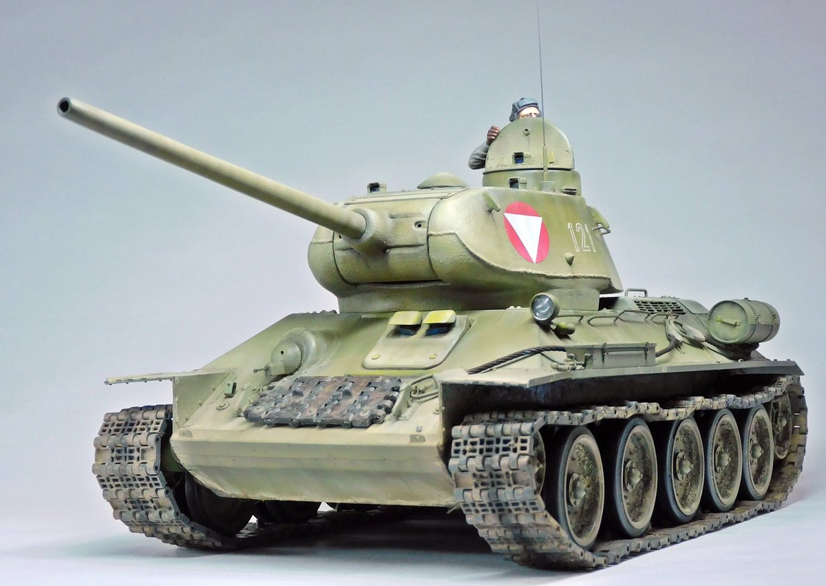 heygoro384's tweet photo. T-34/85 第112工場，オーストリア陸軍 (1/25 タミヤ）

発売時期が古いこともありシンプルなキット構成でしたので、できる限り手を加えてみました。
キットはチェコで生産されたタイプのようですが、112工場へ砲塔と車体後部パネルを変更しています。
色々と苦労しましたが、充実感だけはひとしおです https://t.co/0FZj5Q6YWU