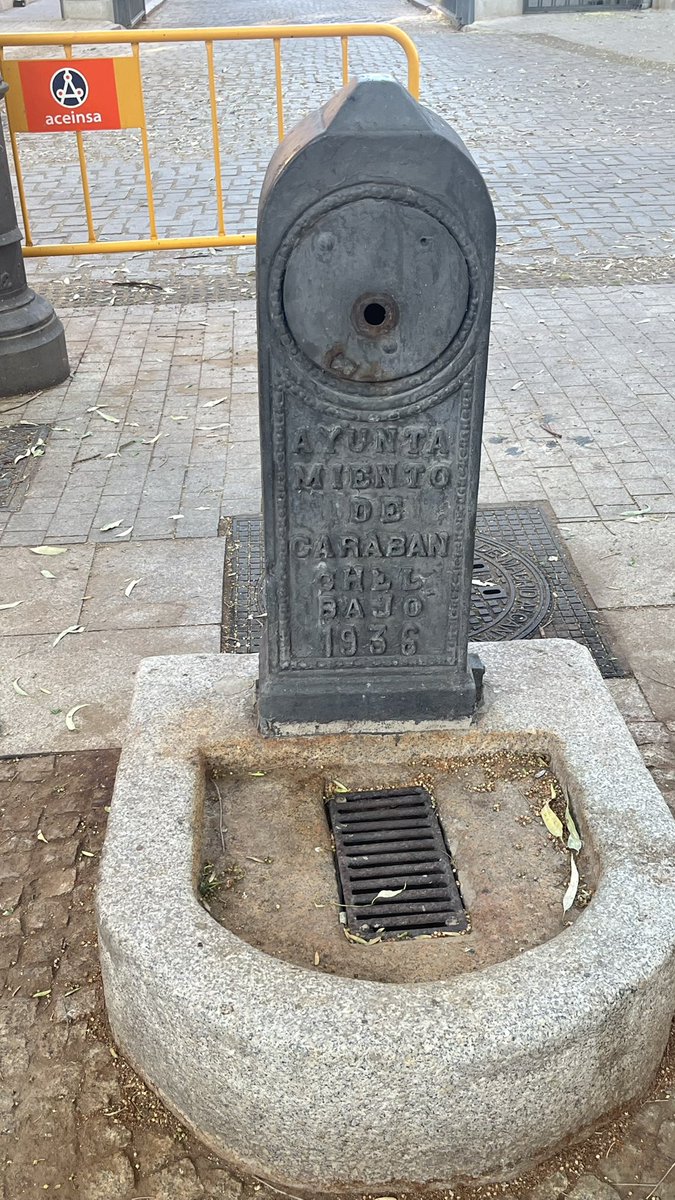 PasaenOporto's tweet photo. La icónica e histórica fuente de la plaza de Carabanchel no parece tener asegurada su permanencia tras la reforma del entorno. https://t.co/MpnhmUxXES