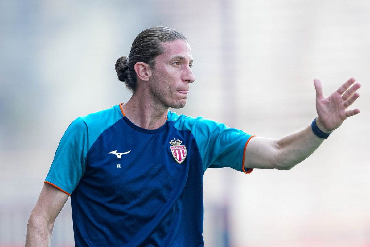 sitejornaldofla's tweet photo. Ex-Flamengo, Filipe Luís estreou com vitória no comando do Monaco, goleando o Saint-Priest por 5 a 2 em amistoso de pré-temporada.

Os gols do Monaco foram marcados por Eric Dier, Alexandre Golovin e Paris Brunner, duas vezes.

Campeão da Libertadores e do Brasileirão pelo Flamengo, o treinador assinou contrato até 2028 com o clube francês.

Boa sorte, Filipinho 🔴⚫