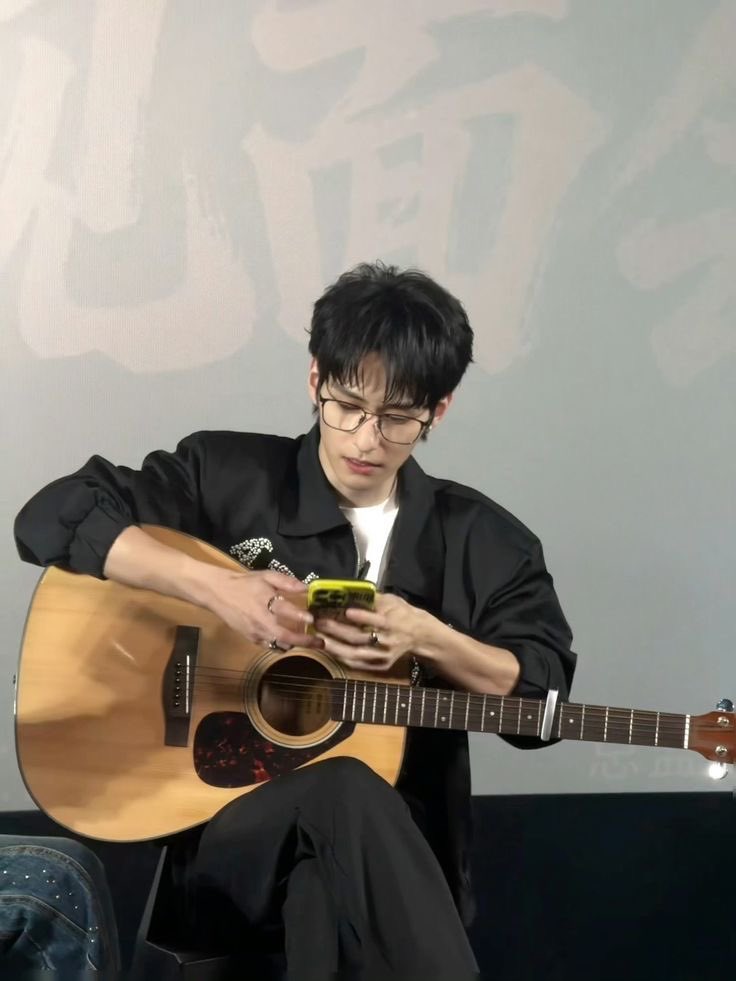 xuzhenxvan's tweet photo. Senar gitar ku petik, 
Mangga tetangga pun ku petik. https://t.co/CApnpxATJh