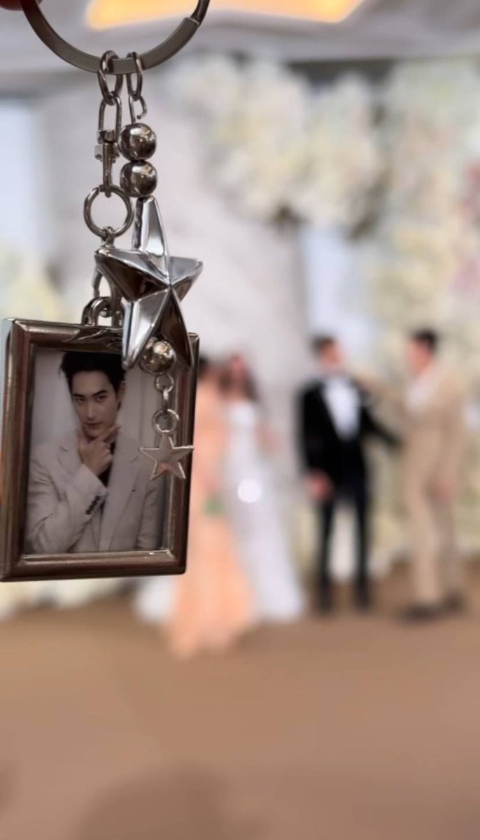 Natty_Konjai's tweet photo. เป็นการถ่ายรูปคู่บ่าวสาวแบบคน introvert ดีใจที่คนอินโทเวิดแบบพี่ออกงานสังคม 😊😘 https://t.co/RhcX1aVaWn