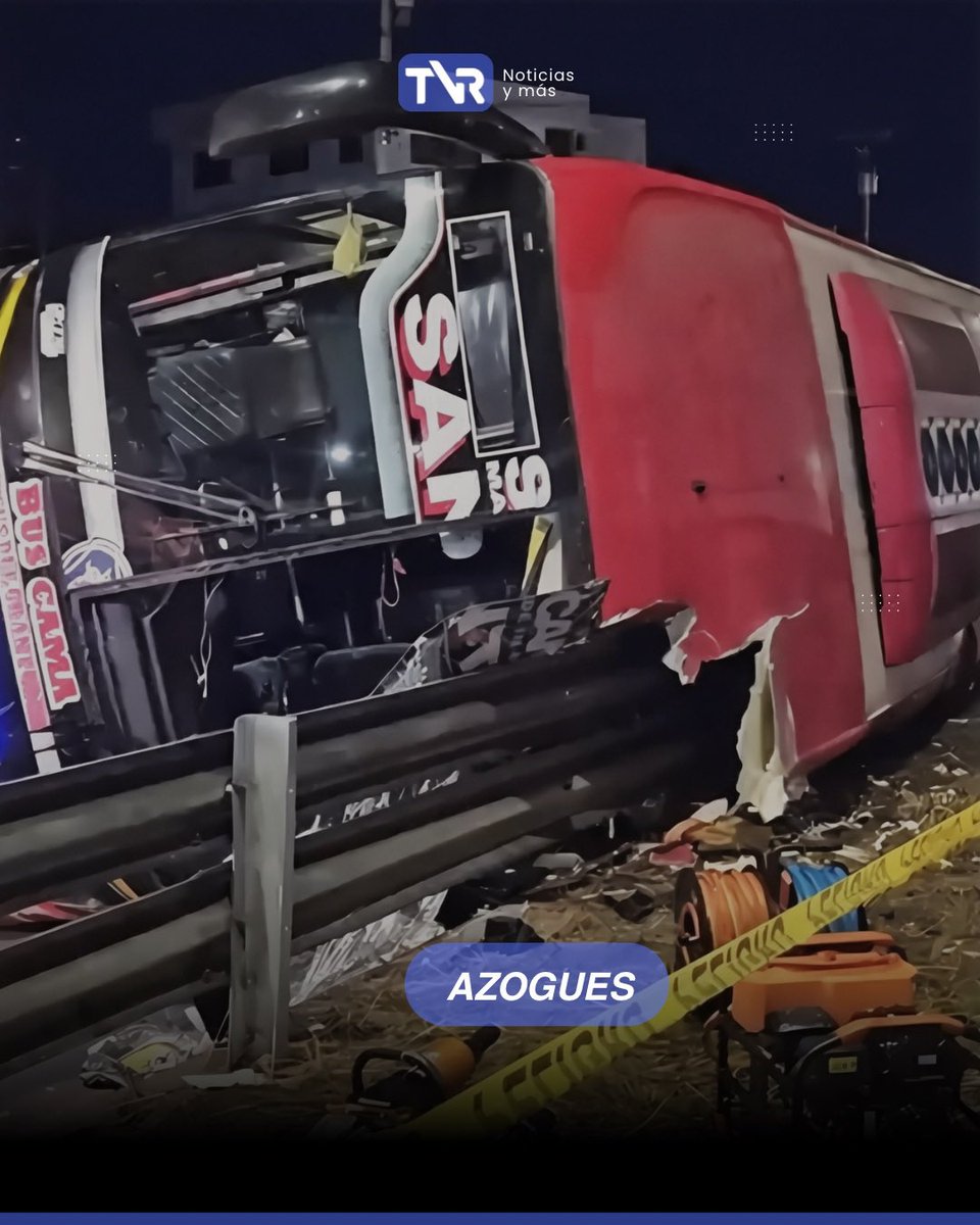 tvrhdec's tweet photo. #Atención 🚨
#Azogues | Dos personas fallecidas y más de una docena de heridos, es el resultado de un aparatoso siniestro de tránsito, suscitado en la autopista Cuenca–Azogues, a la altura del redondel de Rumihurco.
Según información preliminar, un bus interprovincial de la cooperativa Santa, perdió pista y se impactó contra la baranda central
Los heridos fueron trasladados a los hospitales de Azogues y Cuenca