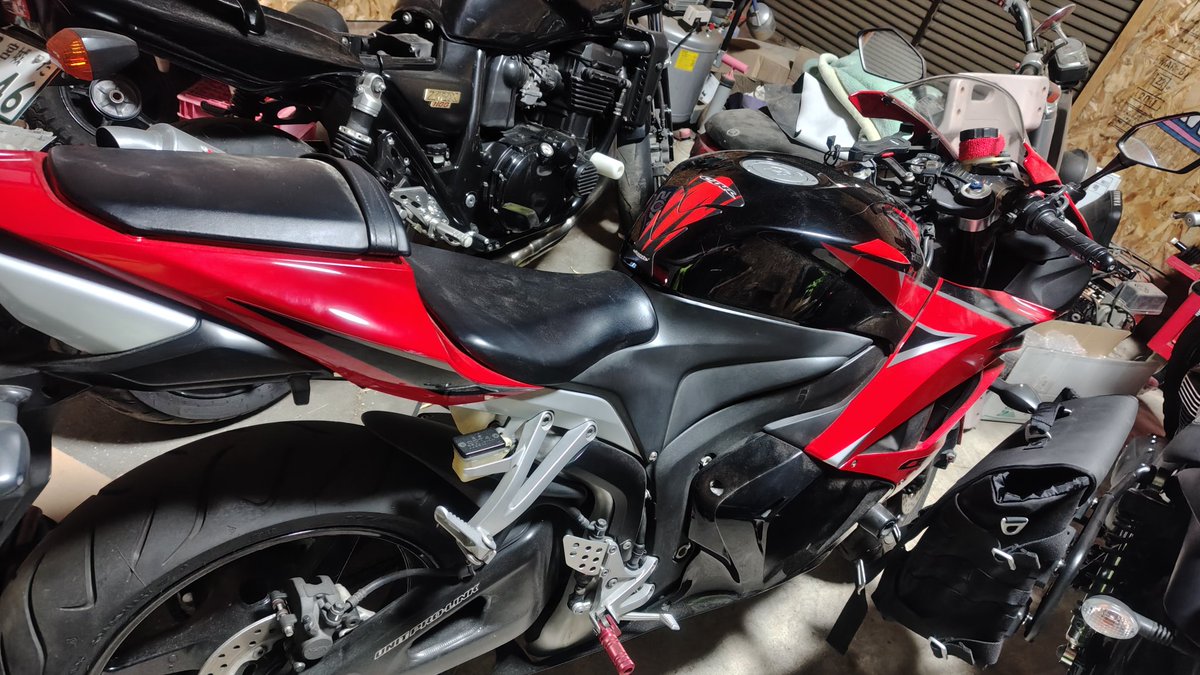 ZZGXCB3700cc's tweet photo. CBR600RR 売り(代理)　
PC40中期
走行1万kmちょい
実動、特に不具合無し
前オーナーが女性でローダウンキット組んであります
希望70万程 https://t.co/Twydoh2tpm