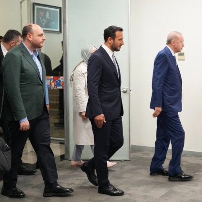 muratcetin27's tweet photo. “Çok anlamlı bir fotoğraf karesi”

Allah Sn.Cumhurbaşkanım @RTErdogan’a sağlıklı uzun ömürler versin. Başımızdan eksik etmesin. 

Bu kutlu davaya hizmet etmekte olan,  gençliği, çalışkanlığı ve dürüstlüğü ile liderinin izinden giden, çok başarılı bulduğum Sn. @abuyukgumus ve Sn. @abdullahozdemir başkanlarıma da başarılarının devamını diliyorum. 

“ REİS İZİNDEYİZ”
#reisizindeyiz