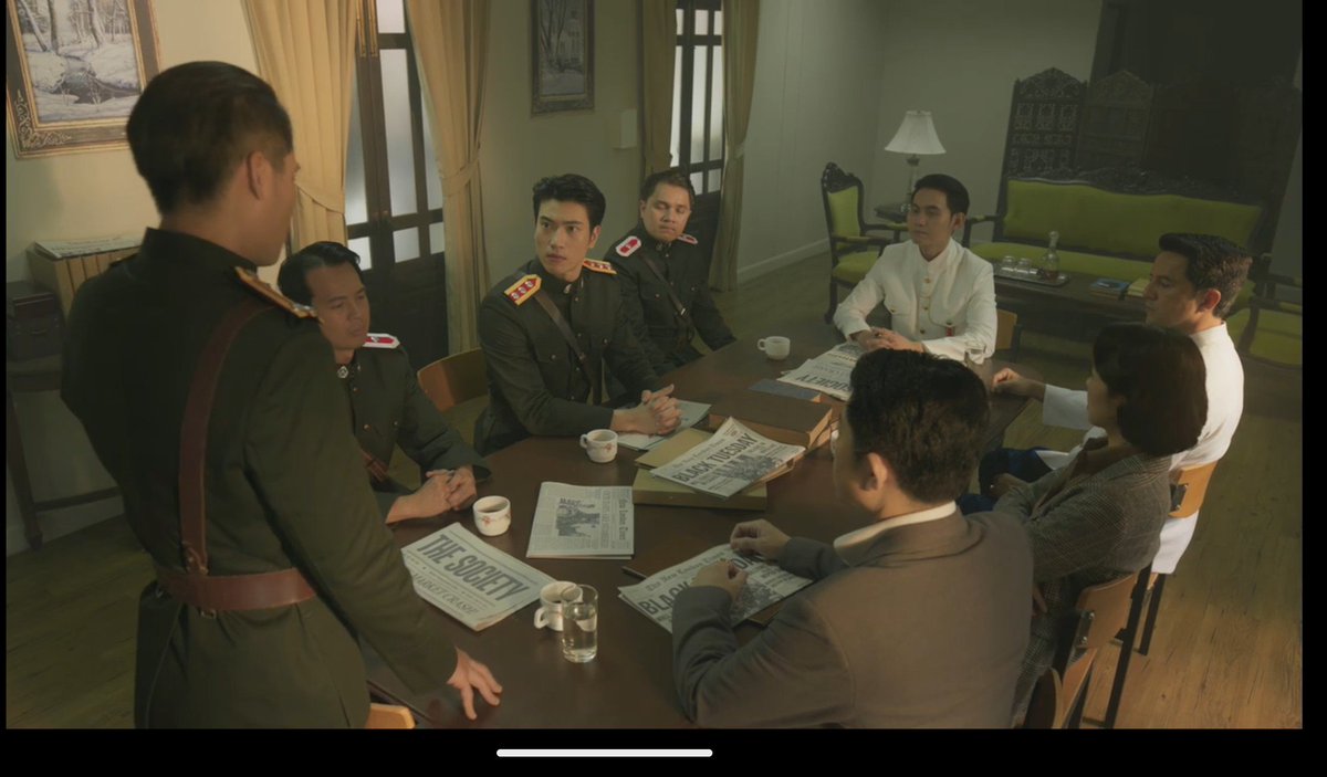 enfer_les's tweet photo. ต้องชมทีมบทเลยว่าทำการบ้านด้านประวัติศาสตร์การเมืองได้ละเอียดมาก ซีรีส์ไม่ได้เล่าเหตุการณ์ 2475 ราวกับเป็นเรื่องที่เกิดขึ้นเฉพาะในสยาม แต่พยายามวางมันไว้ในบริบทของการเมืองและเศรษฐกิจโลก ซึ่งเป็นมิติที่การเล่าประวัติศาสตร์การเมืองไทยมักถูกตัดขาดออกจากนานาชาติ ทั้งที่ความเป็นจริง สยามได้รับอิทธิพลจากกระแสโลกไม่น้อย

รายละเอียดเล็ก ๆ อย่างการวางหนังสือพิมพ์บนโต๊ะประชุมก็สะท้อนเรื่องนี้ได้ดี หนึ่งในพาดหัวคือ "Black Tuesday" ซึ่งอ้างอิงเหตุการณ์ตลาดหุ้นนิวยอร์กถล่มเมื่อวันที่ 29 ตุลาคม 1929 จุดเริ่มต้นของวิกฤตเศรษฐกิจครั้งใหญ่ (Great Depression) ที่ส่งผลกระทบไปทั่วโลก รวมถึงสยามด้วย ราคาข้าวและสินค้าเกษตรตกต่ำ รายได้ของรัฐลดลง รัฐบาลต้องตัดงบประมาณและลดเงินเดือนข้าราชการ จนกลายเป็นหนึ่งในปัจจัยที่ซ้ำเติมวิกฤตทางการเมืองในเวลาต่อมา

ช่วงปี 1931–1932 หลายประเทศกำลังเผชิญทั้งวิกฤตเศรษฐกิจและความผันผวนทางการเมือง แนวคิดเรื่องรัฐธรรมนูญ ประชาธิปไตย และการปฏิรูประบบการปกครองถูกพูดถึงอย่างกว้างขวาง ขณะที่คณะราษฎรเองก็ติดตามข่าวสารและพัฒนาการจากต่างประเทศอย่างใกล้ชิด

การใส่รายละเอียดเหล่านี้จึงทำให้รู้สึกว่า 2475 ในซีรีส์ไม่ได้เกิดขึ้นในสุญญากาศ แต่เป็นส่วนหนึ่งของโลกที่กำลังเปลี่ยนผ่าน และหนังสือพิมพ์ต่างประเทศที่วางอยู่บนโต๊ะประชุมก็อาจเป็นนัยว่า ตัวละครกำลังมองทั้งสถานการณ์ในสยามและความเคลื่อนไหวของโลกไปพร้อมกัน 

THE EDGE OF HORIZON EP5
#อรุณรุ่งEP5