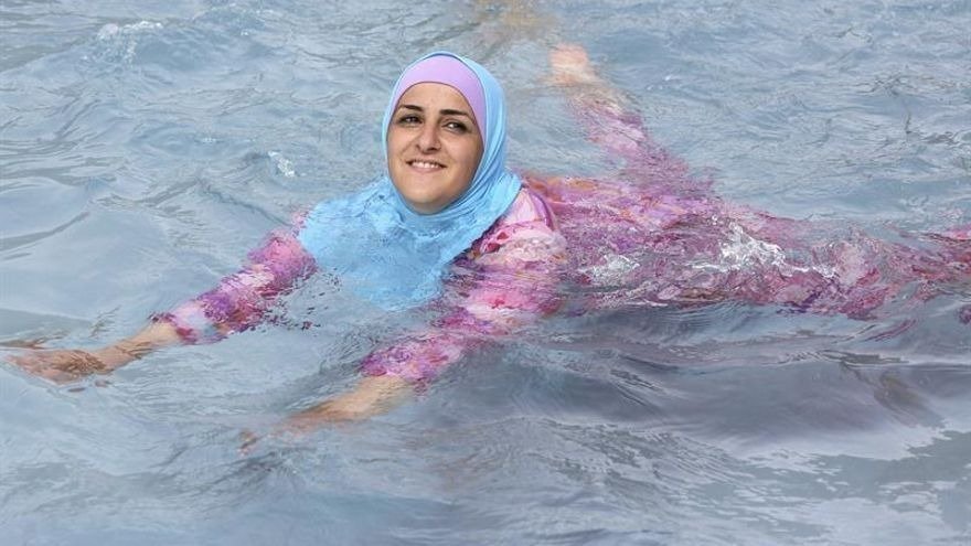 RobertoVaquero_'s tweet photo. Expulsan a tres mujeres de una piscina de Burgos por utilizar burkini.

Así debería ser siempre, las culturas retrógradas no deben adueñarse de los espacios comunes.

Ni un paso atrás. https://t.co/inA4VsV4tG
