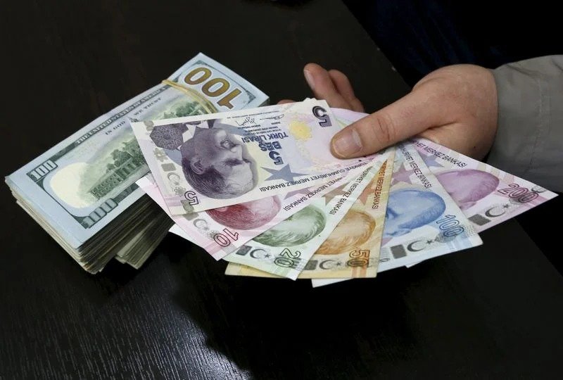 THEWOLFOFTASI's tweet photo. 🔴 قبل لا تسافر تركيا ✋
الليرة التركية تواصل الانهيار 🩸🇹🇷

سجّلت الليرة التركية أدنى مستوى تاريخي لها جديد أمام الدولار للأسبوع الـ27 على التوالي..

فقدت أكثر من 80٪ من قيمتها أمام الدولار.. 
بينما فقدت 99% من قيمتها أمام الدولار منذ أعلى مستوى تاريخي لها..

لذلك لا تصرف الا على قد احتياجك اليومي ✋