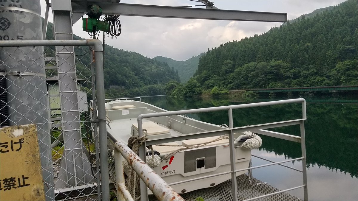 risette3435's tweet photo. 下原ダム様✨
発電用の重力式コンクリートダム
国道41号沿いのため、車が多くて怖かったよ😱雨が降ったから吐いてました☺️
風がないのでダム湖は水鏡になっていて美しい😍
JR高山線のビュースポットらしいめ
#下原ダム
#岐阜県 https://t.co/qDm8v3M2I2