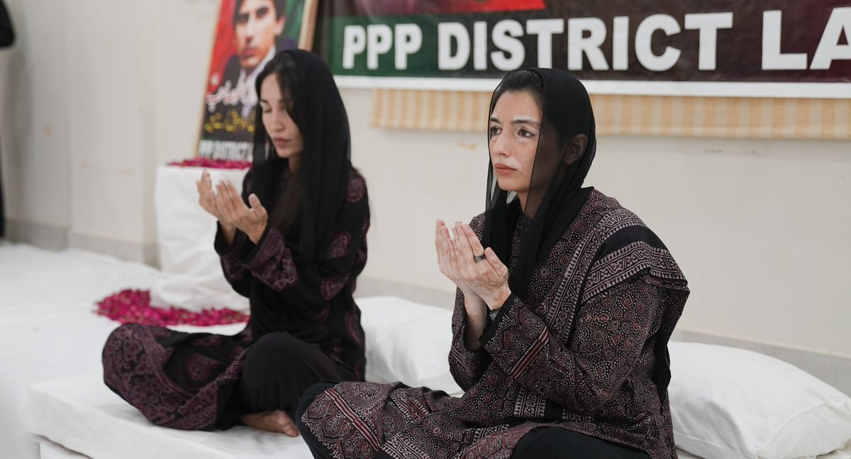 MediaCellPPP's tweet photo. خاتون اول اور رکن قومی اسمبلی بی بی آصفہ بھٹو زرداری، شہید میر شاہنواز بھٹو کی صاحبزادی سسی بھٹو کے ہمراہ شہید میر شاہنواز بھٹو کے 41ویں یوم شہادت کے موقع پر نوڈیرو ہاؤس میں ہونے والی قرآن خوانی میں شریک ہیں۔
@AseefaBZ https://t.co/tUWRMCkE6f