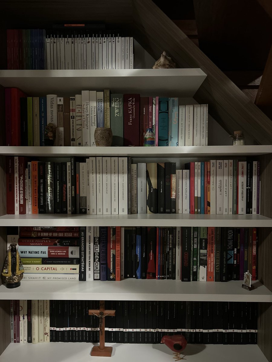 Spellvexitor's tweet photo. Já faz um tempo que a minha coleção tem se dividido em mais de uma casa. Essa é uma parte dos livros que estão nos meus pais. Às vezes levo alguns e trago outros, e assim vou administrando. No momento sem condições (espaço) de trazer tudo comigo. https://t.co/LpolOups5E