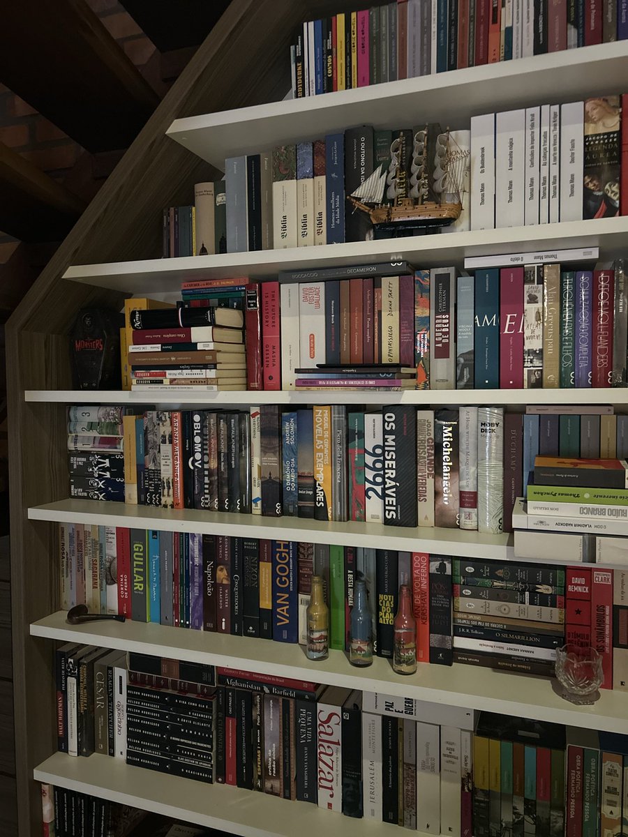 Spellvexitor's tweet photo. Já faz um tempo que a minha coleção tem se dividido em mais de uma casa. Essa é uma parte dos livros que estão nos meus pais. Às vezes levo alguns e trago outros, e assim vou administrando. No momento sem condições (espaço) de trazer tudo comigo. https://t.co/LpolOups5E