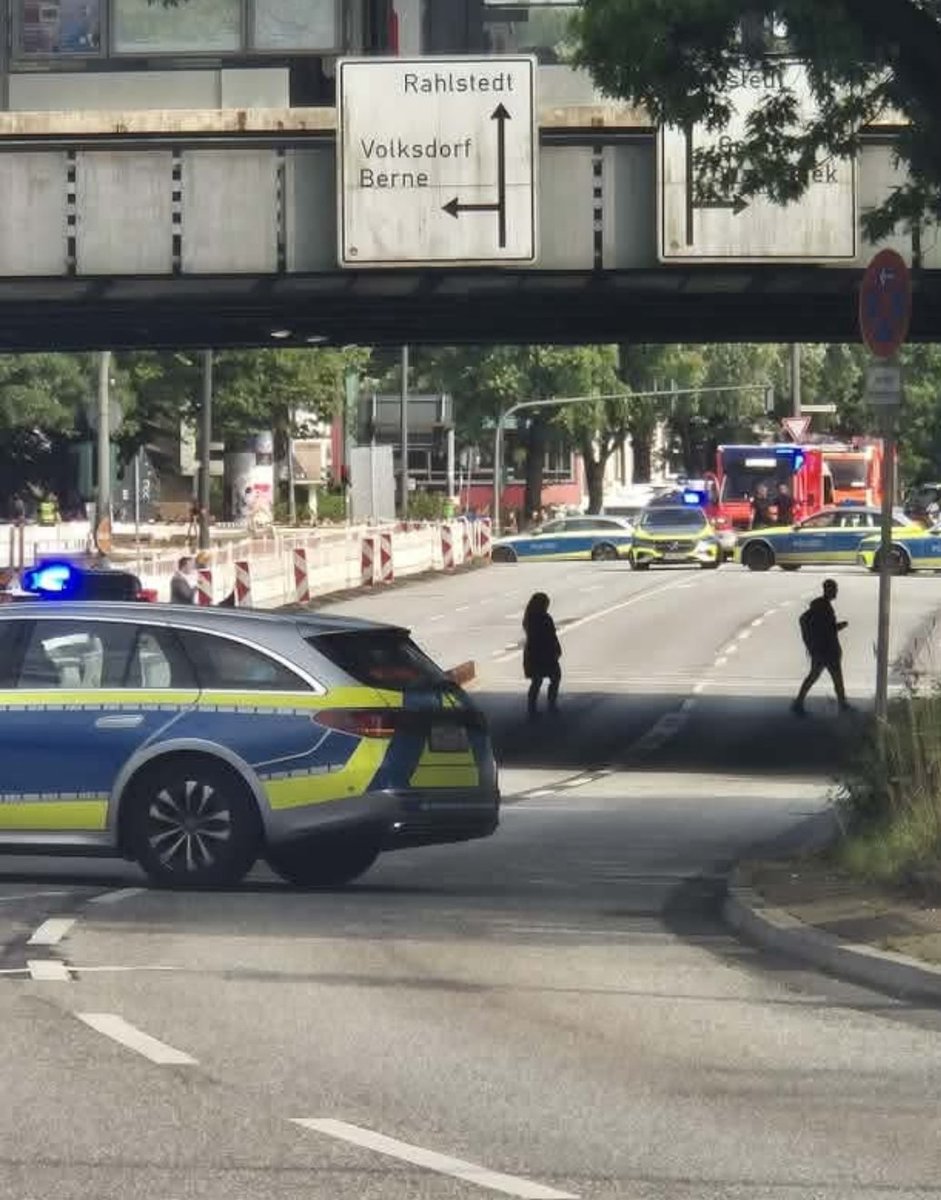 HAMBURGonline's tweet photo. Vorsicht in Farmsen Hamburg!!! Polizei sperrt Gegend ab! https://t.co/7Y9aSyKVZt