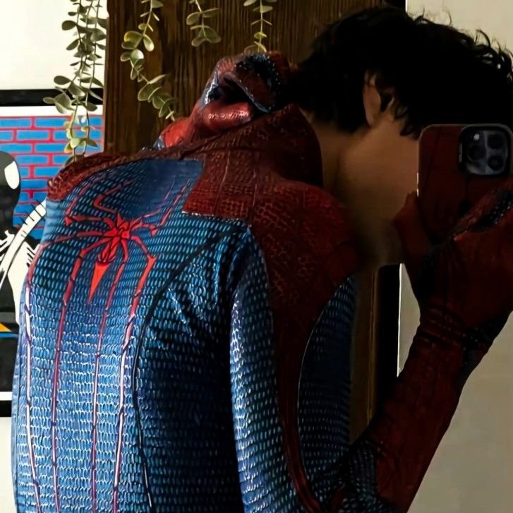 piperrings's tweet photo. SPIDERMAN'S NAME IS... | jegulus socmed au
donde james potter trata de hacer malabares con llevar una vida normal y ser el increíble hombre araña
o
donde el chico del q lleva años enamorado descubre su identidad secreta y james no sabe dónde meterse https://t.co/CRLXL0Emp9