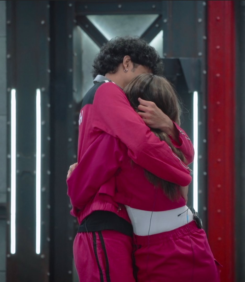 ishqkiyaax's tweet photo. 2 hugs in a single episode (and probably the last 2 in this show) GIVE ME A CORNER TO CRY 😭😭😭😭😭😭😭😭😭😭 https://t.co/BKuBERhgBY