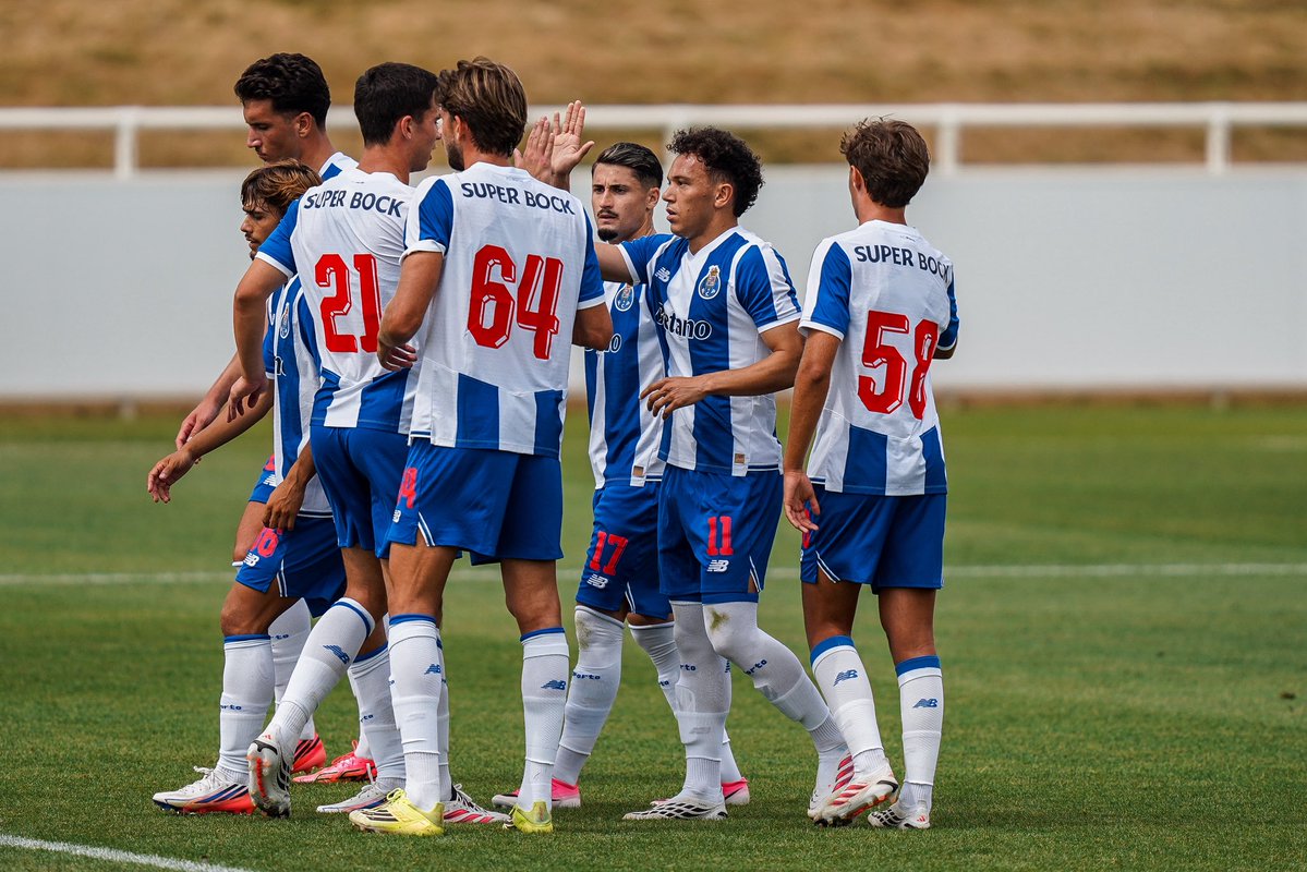 FCPorto's tweet photo. Último dia de estágio em Inglaterra. 💙

Vitória por 2-1 frente ao Birmingham City FC, com golos de André Silva e Pepê. https://t.co/rXChgJC9vB