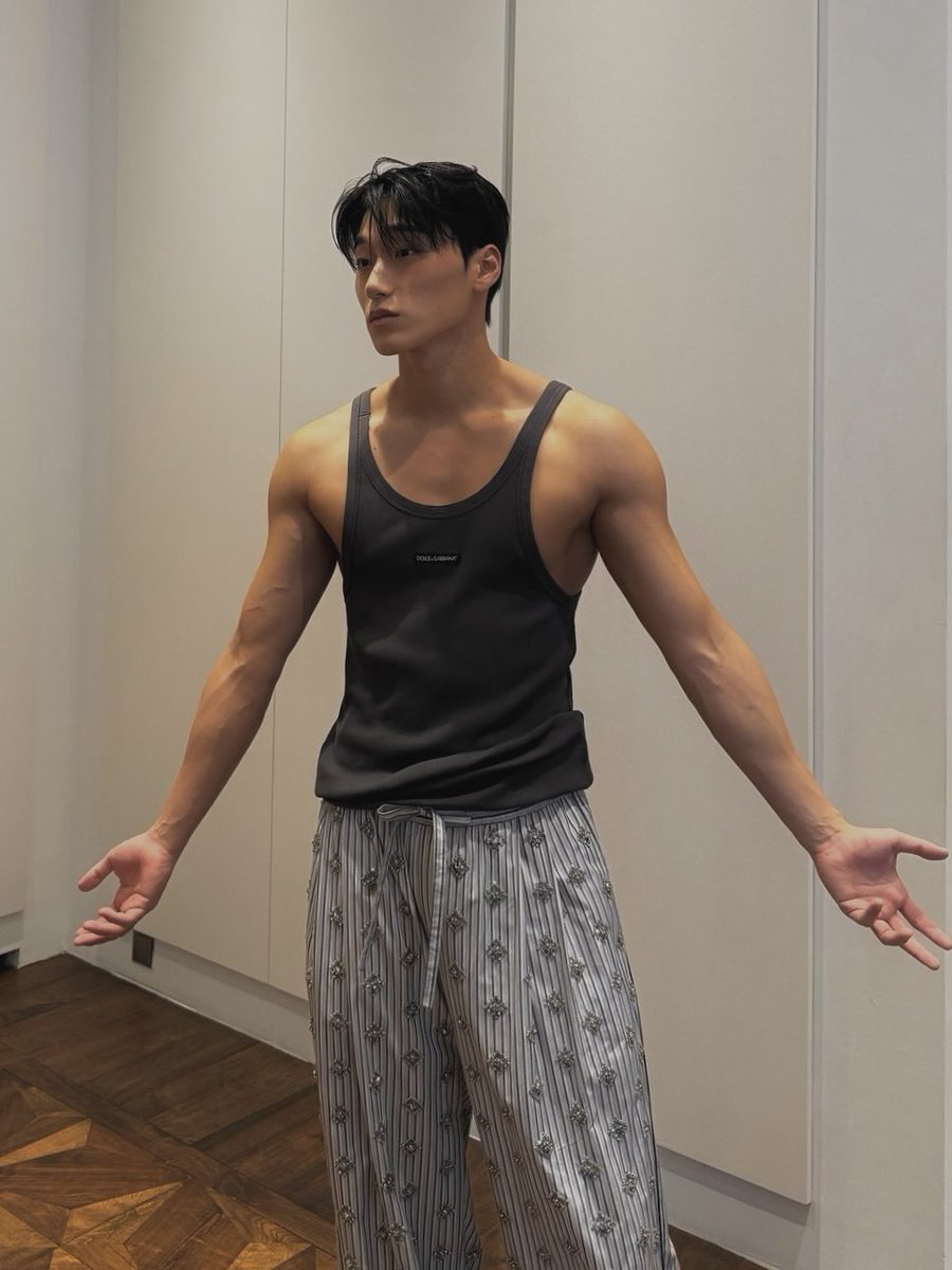 crowndzenith's tweet photo. ִ ࣪𖤐 #crowndzenith .ᐟ 

good morning twin! i hope you slept well twin! i think im going to close the store today and stay in bed. are you cool with that? make sure to drink water, eat ya fruit, and have an excellent day ♥️ https://t.co/a0VOtnanld