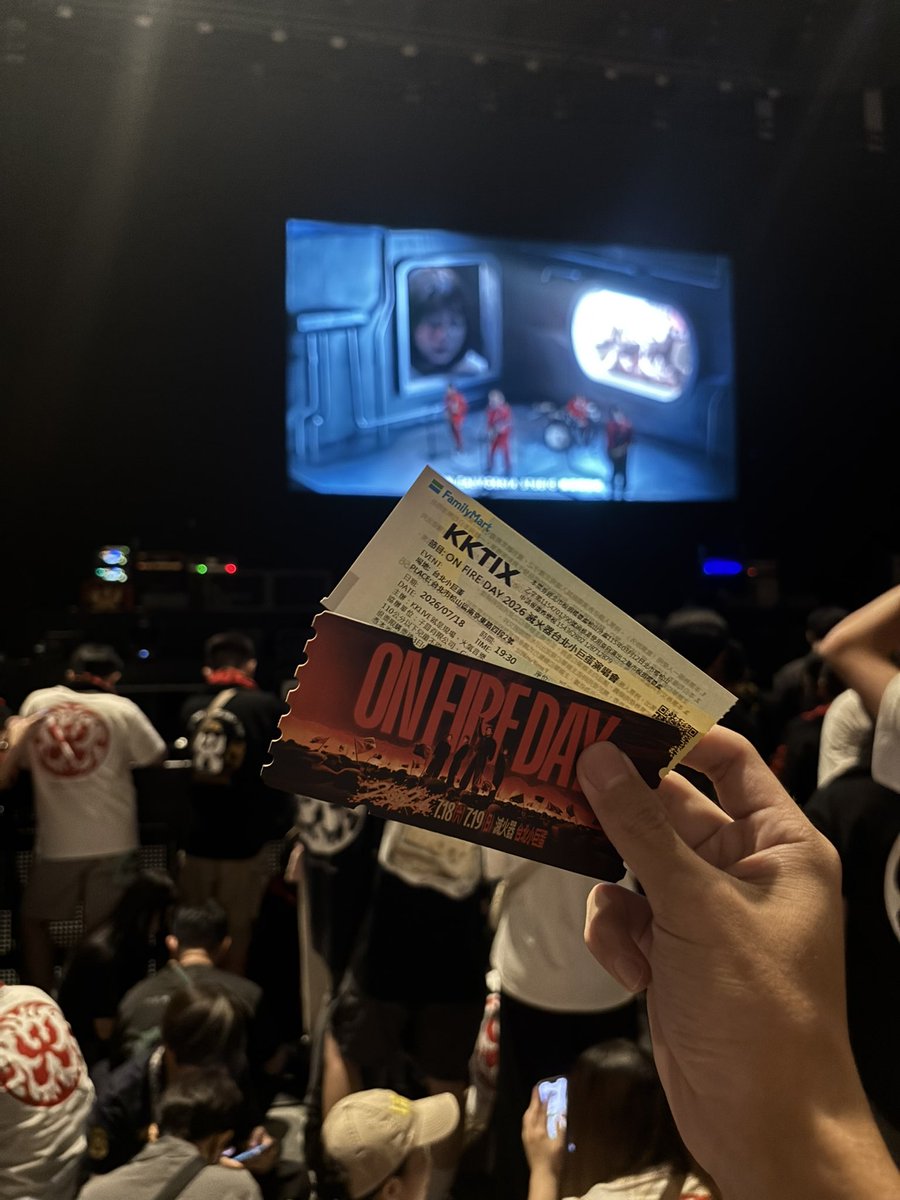 cy1__l7's tweet photo. 站了五個小時腰超級無敵痛 我才18……
然後現在要漏夜開車去台中…… https://t.co/KXSl4dNp0g