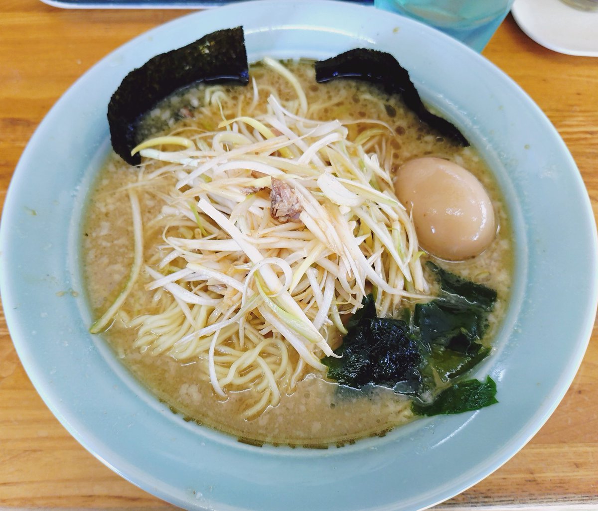 chestnut_melon's tweet photo. ラーメンショップ椿 狩川店
ネギラーメン(並) 味玉
1,100円

久々のラーメンショップ。ラーショと言えばのネギラーメン。背脂の浮いたこってりスープとネギの相性が最高レベル。啜り心地の良い細麺も、スープが絡んでいいですね〜。胡椒パッパでの味変も痺れる〜。旨かった！
#ラーメン #庄内町 https://t.co/9KZm2kktmx