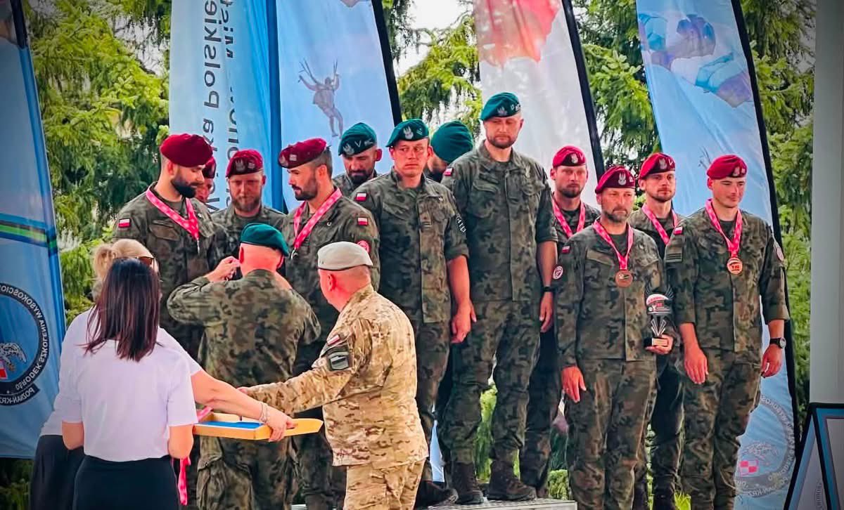 _6BPD_'s tweet photo. ▪️Spadochroniarze #6BPD na podium 🇵🇱🪂

17 lipca na lotnisku   31 Baza Lotnictwa Taktycznego Poznań-Krzesiny  zakończyły się 5️⃣3️⃣ Mistrzostwa Wojsko Polskie w Spadochroniarstwie o Puchar Dowódcy Generalnego Rodzajów Sił Zbrojnych. https://t.co/wASzmpFgPg