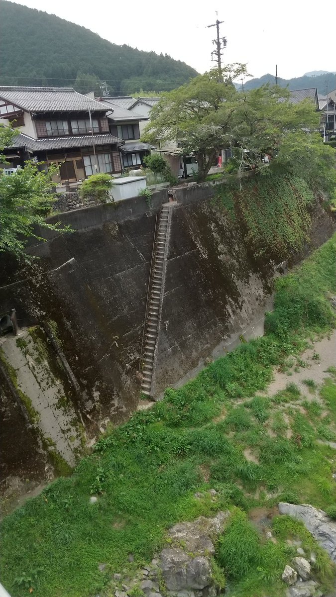 risette3435's tweet photo. 最恐の階段は飛騨金山にありました。 https://t.co/PVjzmYGYl7