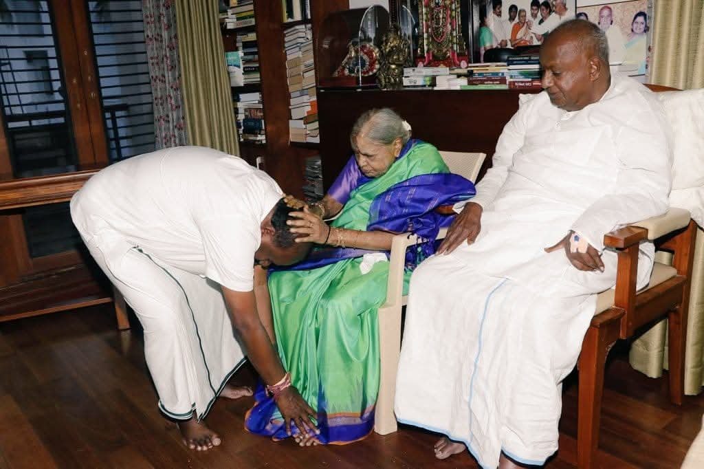 hd_kumaraswamy's tweet photo. I bid a tearful farewell to my beloved mother, Smt. Chennamma Devegowda avaru.

She was the quiet strength behind our family, the embodiment of unconditional love, sacrifice and unwavering values. Every lesson she taught us, every blessing she bestowed and every prayer she offered will remain my guiding light for the rest of my life.

The void left by her passing can never be filled, but her memories will continue to live in my heart and inspire me in every step of my journey.

I pray that the Almighty grants eternal peace to her noble soul.

Om Shanti. 🙏