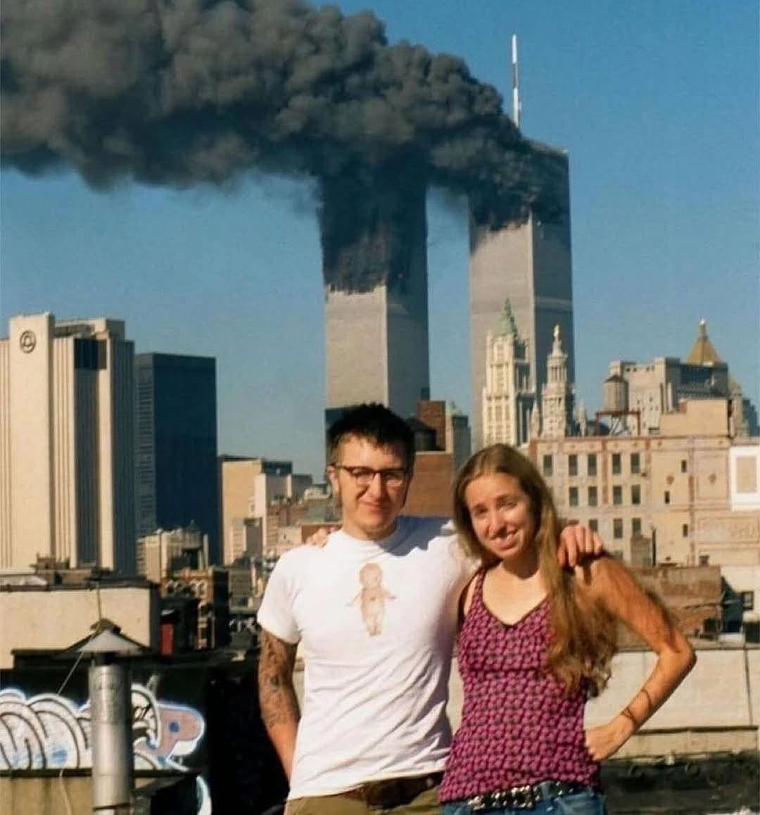 luscafusca150's tweet photo. Acho muito bizarro como nesse dia diversas pessoas tiraram fotos casualmente com as torres sem imaginar a dimensão daquele evento. https://t.co/r7auuJMlHI