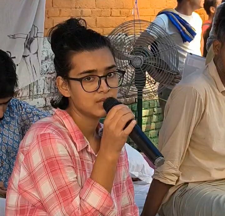 KraantiKumar's tweet photo. Neha ने एलान किया है अनशन जारी रहेगा. सोनम वांगचुक के बावजूद Neha का हौसला बुलंद है. Neha भी 21 दिनों से अनशन कर रही है. 

Neha ने कहा अनशन और आंदोलन तब तक जारी रहेगा जब तक यह सरकार कांप नही जाती. आज आंदोलन के मंच से अभिजीत दीपके और Neha ने खुलकर BJP को ललकारा है.

कॉकरोच जनता पार्टी का आंदोलन अब सरकार के नियंत्रण से बाहर हो चुका है. इस आंदोलन की ताकत की बात से समझिए, सोनम वांगचुक को उठाने के लिए सरकार को दिल्ली का पुलिस कमिश्नर बदलना पड़ा.

अमित शाह अपने को दूसरा सरदार वल्लभ भाई पटेल समझते हैं. कॉकरोच जनता पार्टी की लोकप्रियता उन्हें भारी पड़ रही है.