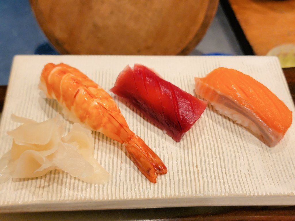 EL_eclair_IE's tweet photo. 〆のお寿司
海老、マグロ、サーモン
つぶ貝、ひらめ、あじ
かんぴょう巻、うに、イカ https://t.co/g1ASK9qLGe