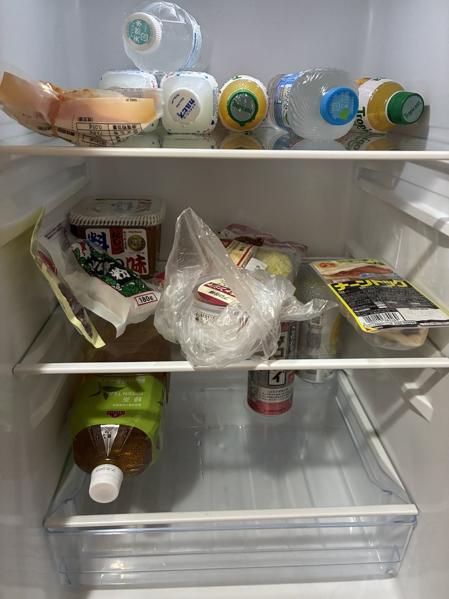 MGTTTU's tweet photo. この中で冷蔵庫40時間開けっ放しだったときに捨てるべきものを教えてください https://t.co/k8fMFJZ6LT