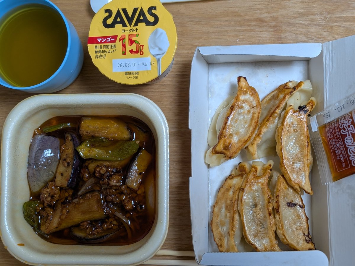 jujo86techan's tweet photo. #餃子の王将 でテイクアウト
スポーツクラブの帰りに店頭の看板見て
晩飯決定👍
① #麻婆茄子 と ② #焼き餃子 
たまには食べたいもの食べないとね😁

AIに栄養成分見積もってもらった
①430kcal/P14g/F30g/C30g/S3.2g
②350kcal/P11.5g/F21g/C35g/S1.5g

美味かった〜😋 https://t.co/LfLvag262G