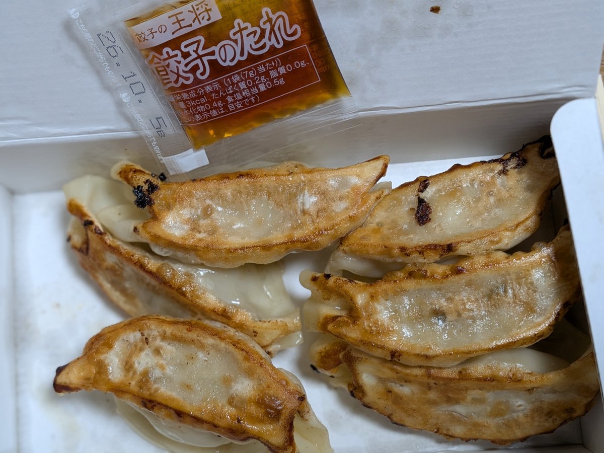 jujo86techan's tweet photo. #餃子の王将 でテイクアウト
スポーツクラブの帰りに店頭の看板見て
晩飯決定👍
① #麻婆茄子 と ② #焼き餃子 
たまには食べたいもの食べないとね😁

AIに栄養成分見積もってもらった
①430kcal/P14g/F30g/C30g/S3.2g
②350kcal/P11.5g/F21g/C35g/S1.5g

美味かった〜😋 https://t.co/LfLvag262G