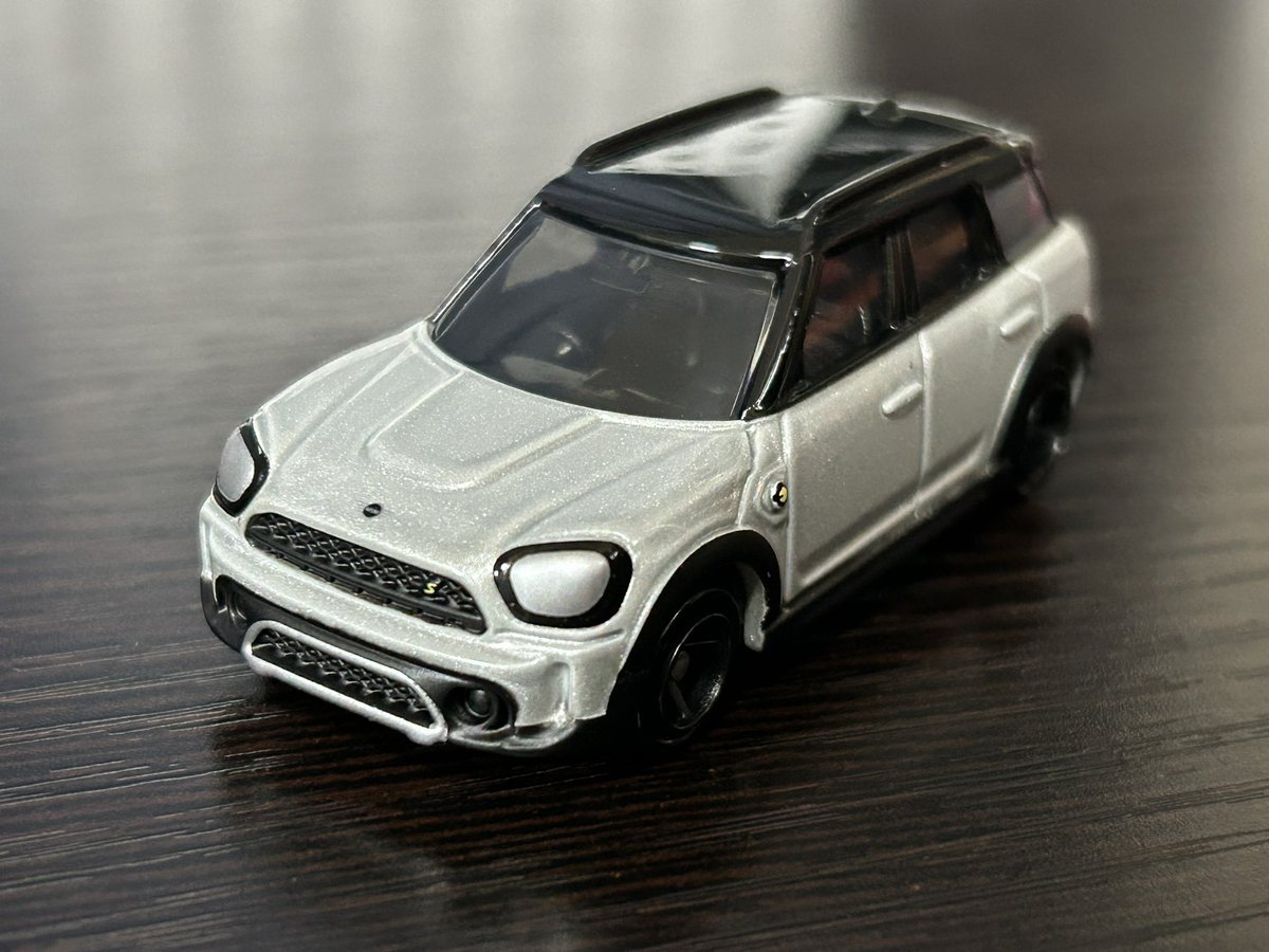 levorgcocoa555's tweet photo. #トミカ MINI クーパー SE カントリーマン All4

現行ではなく先代だが、現行が発表される2023年よりも前に企画されていたということなのかな？

日本仕様はこの先代まで商標の関係で車名がクロスオーバーだが、トミカはカントリーマンとなっている。右ハンドルでカントリーマンだから英国仕様？ https://t.co/4CpkXVoxfI