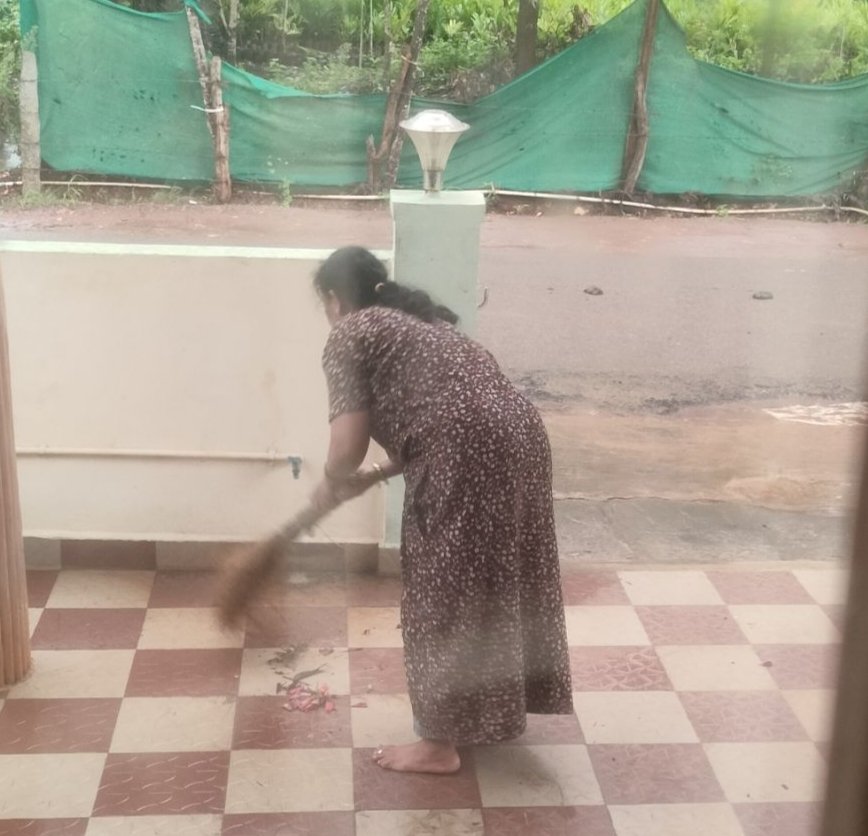 kjentertainmen5's tweet photo. My online friend @ppavanh5ke send her mom veena back pic with nighty how is it and comment me her structure also any incests are comment your thoughts 🧐 https://t.co/LQPPBIwxwu