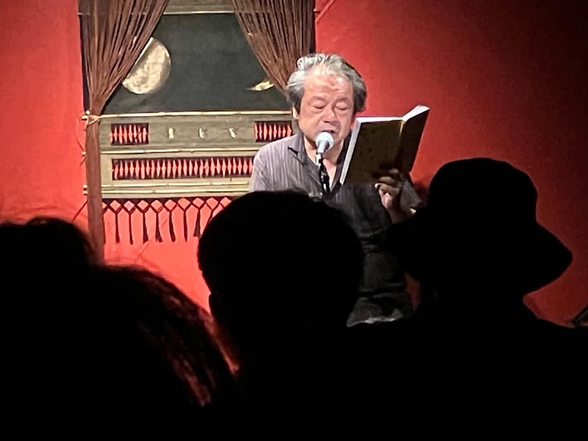 yutakasu3's tweet photo. 葉っぱ組役者ライブ改め読み語りライブ。いよいよ当日です。たった一度のステージをライブハウスで。このスタイルで25年以上やってきました。まだまだですけどね。19:00〜STAXFRED　直前のドキドキ感なんともいえませんね〜😅 https://t.co/9s3G1IQX4V