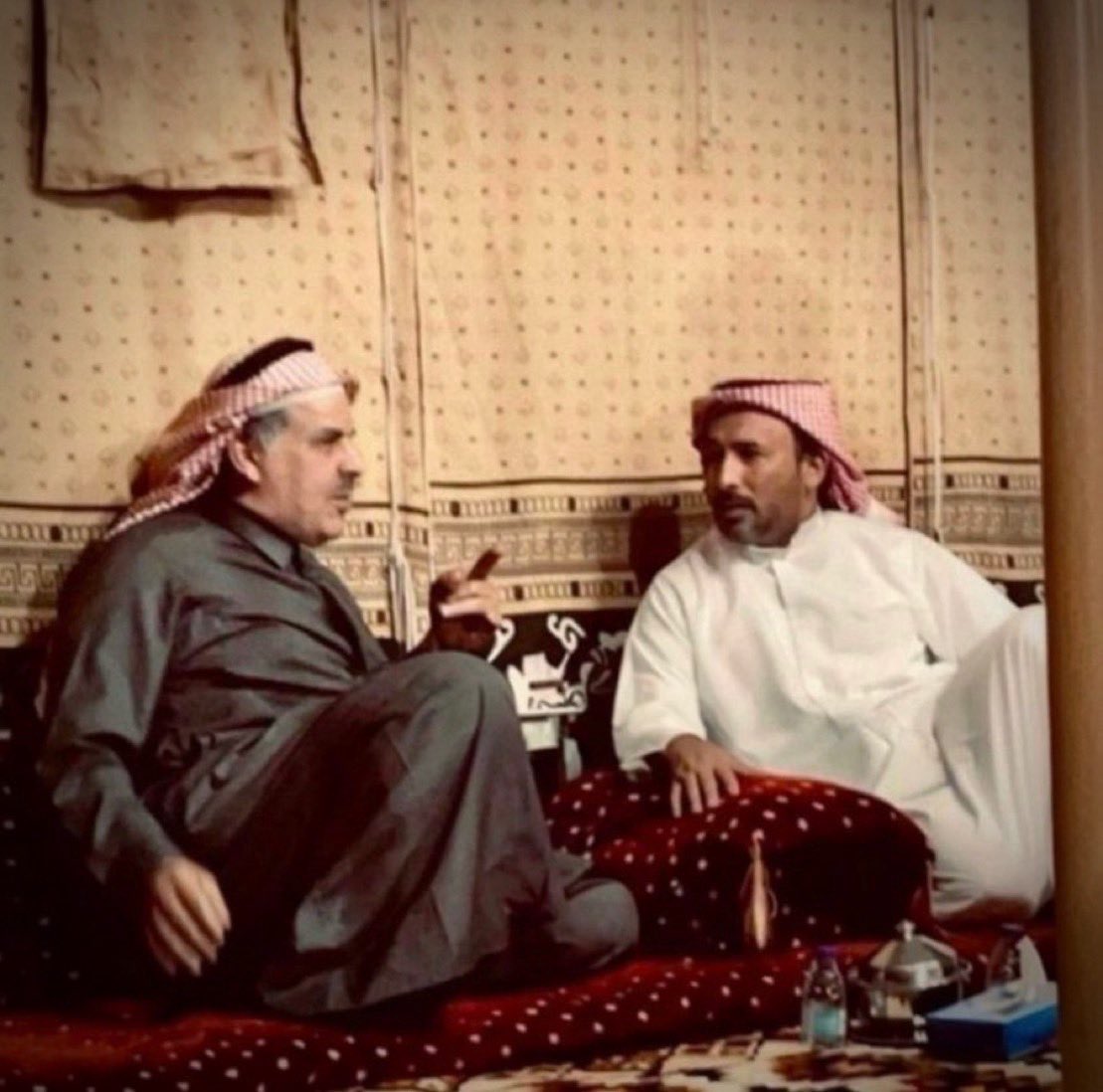 5eeu_'s tweet photo. "يحق لها التباهي بالجدود وعودها الريّان
وانا مالي حقوق إلا محبّتها وضحكتها "
  
                _ ضيدان بن قضعان

" يقول ماهو كفو الوقت حبك يمحيه 
ياللي تخاف اصروف الأيام تمحيه "

              _ محمد بن فطيس https://t.co/7WLy5ICtRh