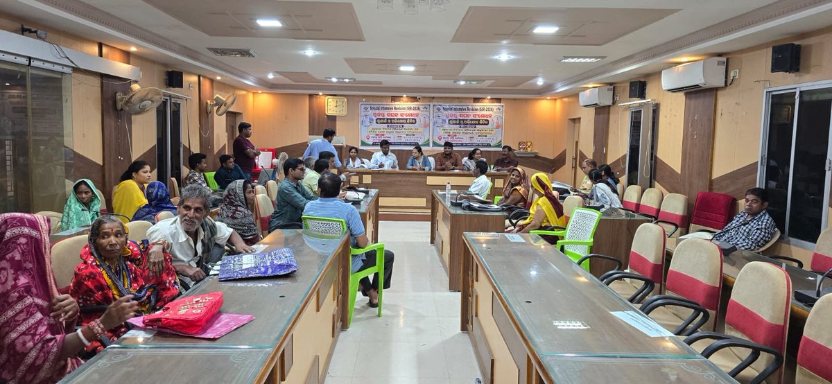 sdmbnj's tweet photo. ERO Aska visited and supervised SIR hearings at KS Nagar block conference hall today. AEROs and DC election were present.
@Ganjam_Admin
@OdishaCeo https://t.co/17PLavGzzr
