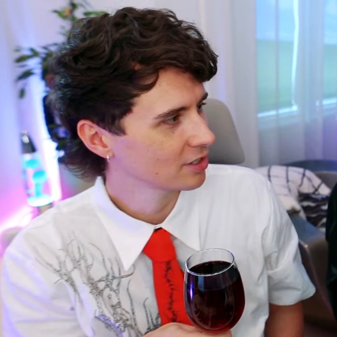 dnpclouds's tweet photo. dan howell whatever you did to your hair in date night please do it again. the people are begging https://t.co/iAIqgjRwwc