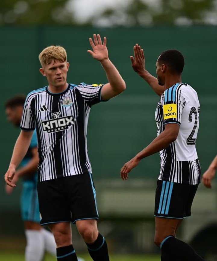 NUFCLatam's tweet photo. PRIMER AMISTOSO GANADO!!⚫⚪✅

Con goles de Willock, Osula y Neavee, el #Newcastle le ganó 3 a 0 al Darlington FC en este primer amistoso de pre temporada.

#VamosNUFC https://t.co/Pa5yXq3qX3