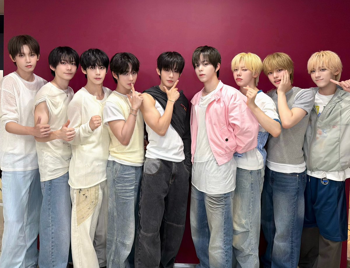 AHOF_official's tweet photo. [📸] 260718 쇼! 음악중심 완료✨

포하의 응원이 있어서 오늘도 빛났던 무대🤍 주말의 시작도 RUN TO YOU와 함께해요🎶

#AHOF #아홉
#RUN_TO_YOU https://t.co/Ve02IZi1FB