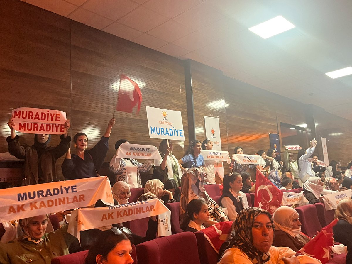 Ak_partmuradiye's tweet photo. Türkiye Yüzyılında Terörsüz Türkiye Buluşması” programına, İlçe Başkanımız Sayın @KutbettinDrmz65 , İlçe Kadın Kolları Başkanımız Sayın @Sevdacicek25 ve ilçe teşkilatımız katılım sağladılar. 
@tugbaisikercan @ArvasAbdulahat @zerrin_alpaslan @AKKADINGM @akkadinvann https://t.co/cRggVH4srO