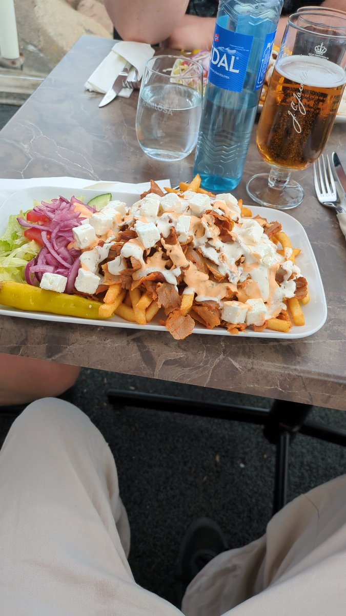 DebidoTalks's tweet photo. Klart man drar en @tennisportalen kebabtallrik när man är i Båstad, den gick sannerligen ner! https://t.co/kogexoRVQJ