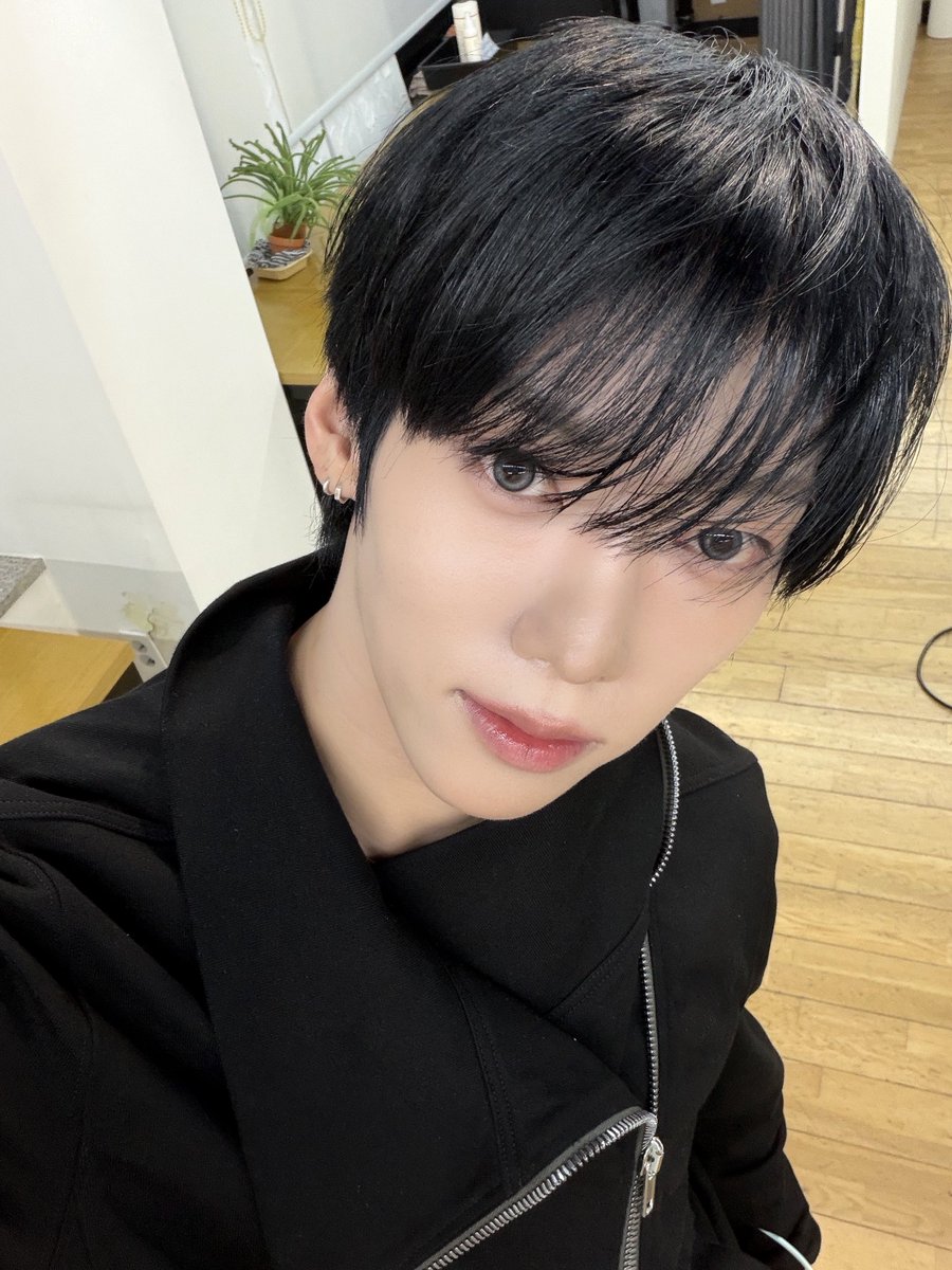 _AMPERSANDONE_'s tweet photo. 걍 싹 다 올블랙🎶

#앰퍼샌드원 #AMPERSANDONE 
#나캠든 #KAMDEN https://t.co/h5QmEMDmoG