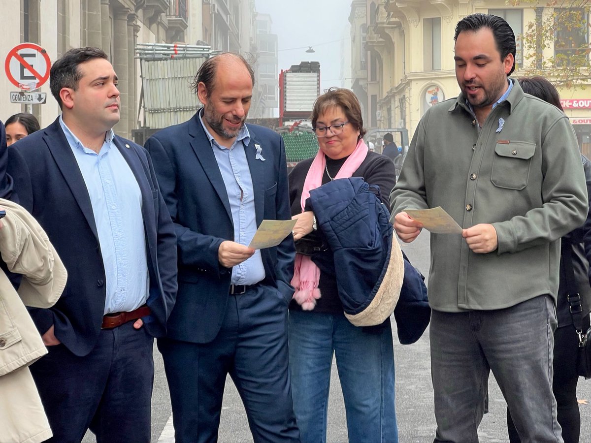 PNACIONAL's tweet photo. ¡Sí, juro!
Como cada año, el Centro Josefa Oribe realiza la tradicional Jura de la Constitución, reafirmando el compromiso con los valores de la República, la democracia y el respeto por la Constitución y las leyes. 

Contó con la presencia del Presidente del Partido Nacional @AlvaroDelgadoUy , Prosecretario del Partido Nacional, @PGustavoSanchez , los diputados @_RodriguezJuan_ , @pabloabdala66 , la historiadora María Julia Burgueño, militantes y dirigentes nacionalistas.
