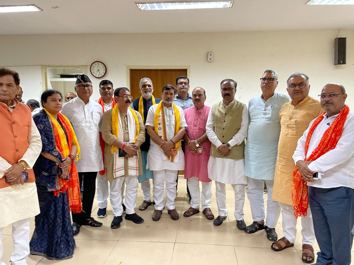 imumeshdwivedi's tweet photo. आज हलवासिया कोर्ट में आयोजित महत्वपूर्ण बैठक में सम्मिलित रहकर अवध क्षेत्र के यशस्वी क्षेत्रीय अध्यक्ष श्री @awdhesh4awadh  जी का संगठन की मजबूती, आगामी कार्यक्रमों की रूपरेखा एवं बूथ स्तर तक संगठन को और अधिक सशक्त बनाने को लेकर विस्तृत मार्गदर्शन प्राप्त किया |
@idharampalsingh https://t.co/m40jvt8glF