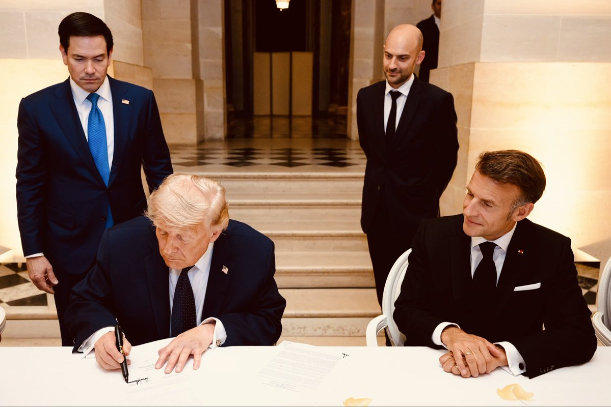 FaridVahiid's tweet photo. Pour tous ceux qui connaissent un minimum les affaires iraniennes, il était évident que le « mémorandum d'entente » signé à Versailles n'était ni une « capitulation américaine » ni une « victoire totale de l'Iran », mais rien de plus qu'une opération de communication visant à faire baisser le prix du pétrole, à laquelle nos médias (et certains experts) ont accordé beaucoup trop d'importance. Les événements d'aujourd'hui étaient prévisibles et, dans le contexte politique qui règne à Téhéran comme à Washington, inévitables. #Iran