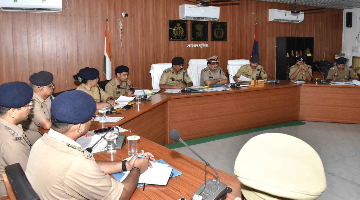 adgzonebareilly's tweet photo. 18 जुलाई, 2026
सम्भल। 

अपर पुलिस महानिदेशक, बरेली जोन, श्री रमित शर्मा द्वारा जनपद सम्भल पुलिस लाइन स्थित सभागार में समस्त राजपत्रित अधिकारीगण एवं थाना प्रभारियों के साथ समीक्षा गोष्ठी की गई। आगामी त्यौहार कांवड़ यात्रा को सकुशल सम्पन्न कराये जाने, कानून एवं शान्ति व्यवस्था बनाये रखने, अपराध नियंत्रण एवं जन-सुनवाई, मा0 मुख्यमंत्री पोर्टल, आई.ज���.आर.एस. पोर्टल, मिशन शक्ति केन्द्र, ऑपरेशन दहन, साइबर क्राइम, पुलिस मुख्यालय एवं जोन कार्यालय आदि से प्रेषित की गयी जनशिकायतों के निस्तारण व अन्य महत्वपूर्ण ब��न्दुओं पर समीक्षा की गयी। सम्बन्धित को आवश्यक दिशा-निर्देश दिये गये।

समीक्षा बैठक में पुलिस उपमहानिरीक्षक मुरादाबाद परिक्षेत्र, श्री मुनिराज जी, पुलिस अधीक्षक सम्भल, श्री कृष्ण कुमार, अपर पुलिस अधीक्षक उत्तरी, श्री कुलदीप कुमार, अपर पुलिस अधीक्षक दक्षिणी, श्री मनोज कुमार रावत एवं जनपद के अन्य राजपत्रित अधिकारीगण तथा समस्त शाखा प्रभारी भी उपस्थित रहे।