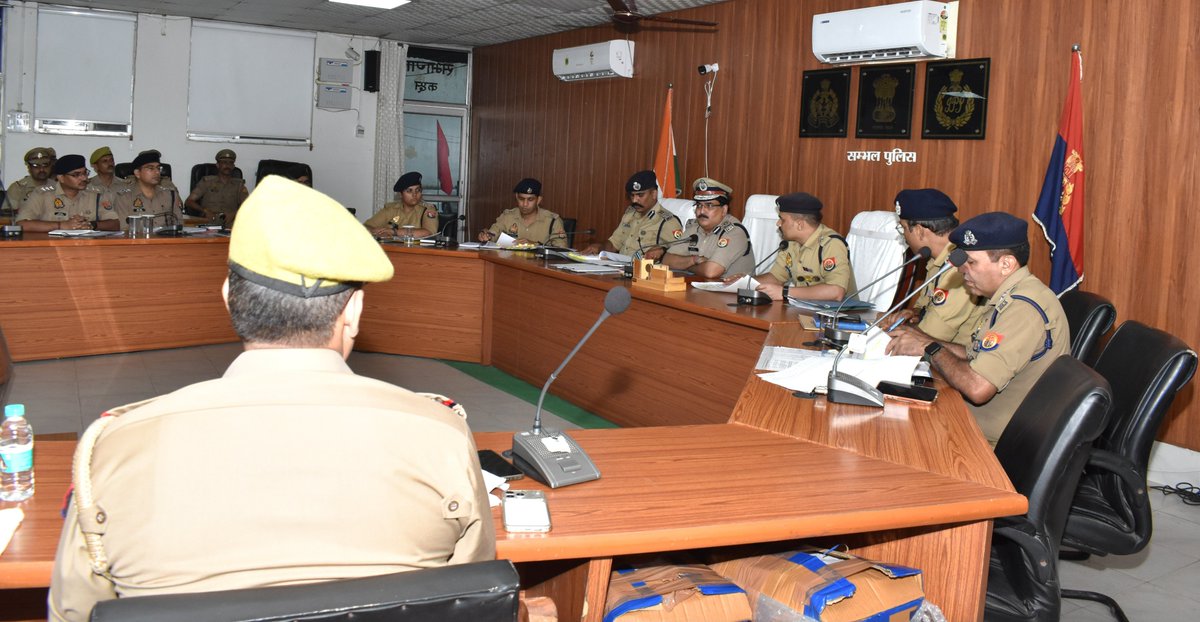 adgzonebareilly's tweet photo. 18 जुलाई, 2026
सम्भल। 

अपर पुलिस महानिदेशक, बरेली जोन, श्री रमित शर्मा द्वारा जनपद सम्भल पुलिस लाइन स्थित सभागार में समस्त राजपत्रित अधिकारीगण एवं थाना प्रभारियों के साथ समीक्षा गोष्ठी की गई। आगामी त्यौहार कांवड़ यात्रा को सकुशल सम्पन्न कराये जाने, कानून एवं शान्ति व्यवस्था बनाये रखने, अपराध नियंत्रण एवं जन-सुनवाई, मा0 मुख्यमंत्री पोर्टल, आई.ज���.आर.एस. पोर्टल, मिशन शक्ति केन्द्र, ऑपरेशन दहन, साइबर क्राइम, पुलिस मुख्यालय एवं जोन कार्यालय आदि से प्रेषित की गयी जनशिकायतों के निस्तारण व अन्य महत्वपूर्ण ब��न्दुओं पर समीक्षा की गयी। सम्बन्धित को आवश्यक दिशा-निर्देश दिये गये।

समीक्षा बैठक में पुलिस उपमहानिरीक्षक मुरादाबाद परिक्षेत्र, श्री मुनिराज जी, पुलिस अधीक्षक सम्भल, श्री कृष्ण कुमार, अपर पुलिस अधीक्षक उत्तरी, श्री कुलदीप कुमार, अपर पुलिस अधीक्षक दक्षिणी, श्री मनोज कुमार रावत एवं जनपद के अन्य राजपत्रित अधिकारीगण तथा समस्त शाखा प्रभारी भी उपस्थित रहे।