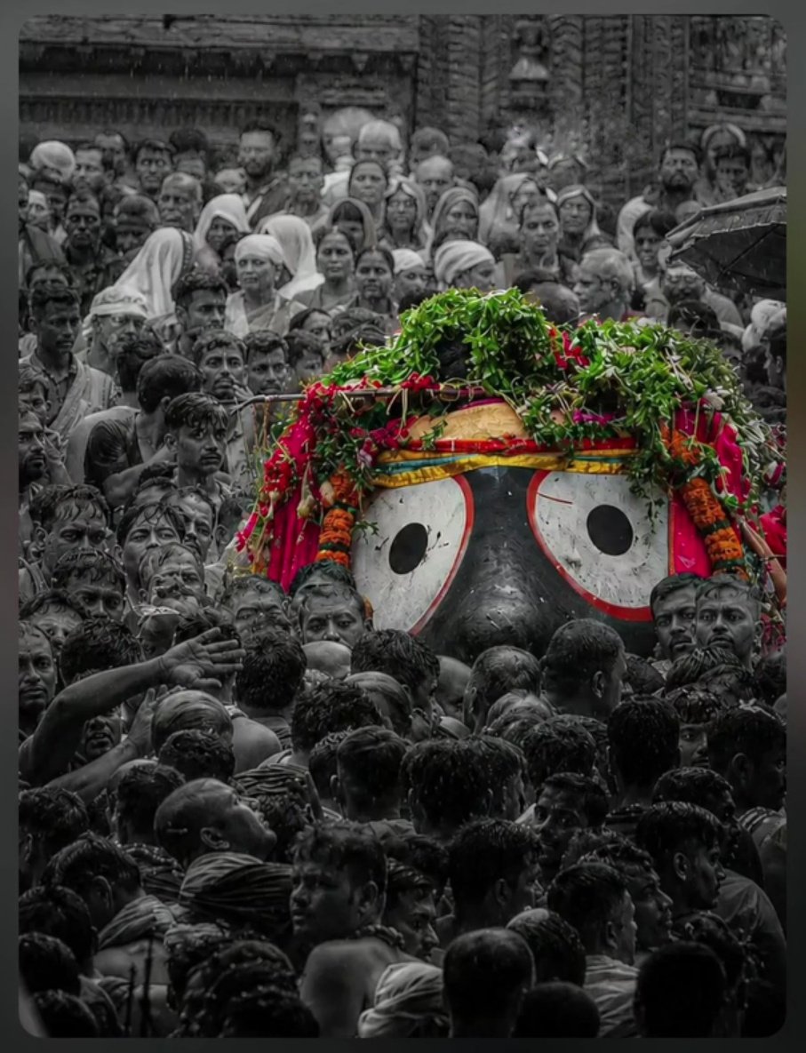 advayz's tweet photo. ମହାପ୍ରଭୁଙ୍କର ସେହି ବଡ଼ ବଡ଼ ଦୁଇଟି ଚକା ଆଖି ସତେ ଯେମିତି ପ୍ରତିଟି ଭକ୍ତର ସୁଖ-ଦୁଃଖକୁ ଅତି ନିକଟରୁ ଦେଖୁଛି। ନାଲି ଏବଂ ଧଳା ରଙ୍ଗର ଥିବା ତାଙ୍କର ଗୋଲାକାର ଚକ୍ଷୁ ଯୁଗଳ କାରୁଣ୍ୟ, ପ୍ରେମ ଏବଂ ଆଶୀର୍ବାଦର ପ୍ରତୀକ। ସେହି ଦୁଇ ନୟନରେ ଚାହିଁଦେଲେ ମନର ସବୁ ଦୁଃଖ ଦୂର ହୋଇଯାଏ।

ଜୟ ଜଗନ୍ନାଥ! 🙏🏻🙏🏻🙏🏻 https://t.co/cPnxFQ8zKa